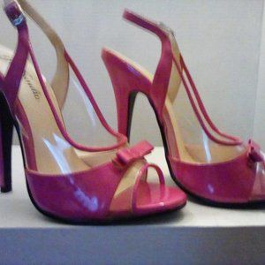 Very cute bow top unworn pink slingbacks.